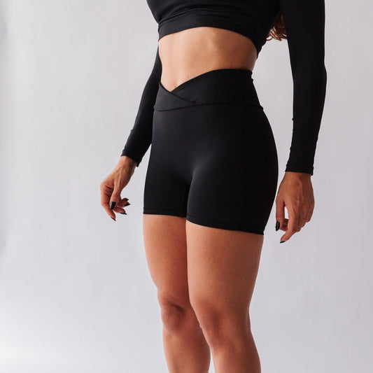 Short com Cós Cruzado de Poliamida Preto
